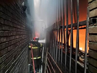 حریق انبار کاغذ در خیابان ظهیرالاسلام تهران