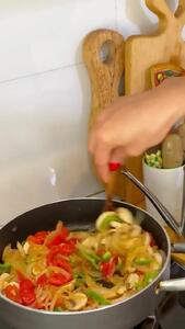 خوشمزه‌ترین ساندویچ کباب ترکی مرغ + فیلم