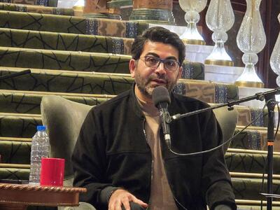 فرزاد حسینی در استوری نوشت: آن‌که برابر ذوالفقار علی ایستاد، زرهش کفن او خواهد شد. - سبک ایده آل