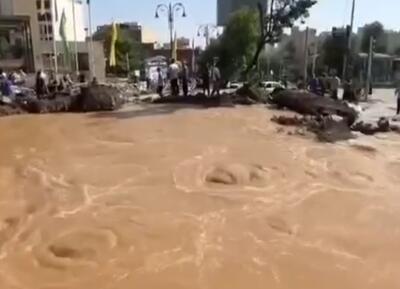 ویدئو | ترکیدگی شاه‌لوله آب در خیابان شریعتی تهران  (۲۵ خرداد ۱۴۰۴)