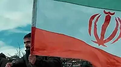 احترام ویژه یک هلندی به پرچم ایران اسلامی