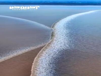 لحظه‌ی زیبای برخورد دو موج دریا به همدیگر