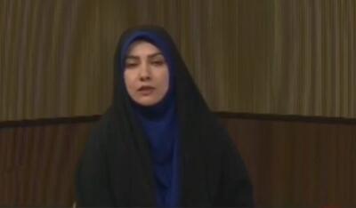 بغض مجری شبکه خبر در آنتن زنده: از همین‌جا به فرزند و همسر و مادرم سلام می‌دهم و می‌گویم من سالم هستم (فیلم)