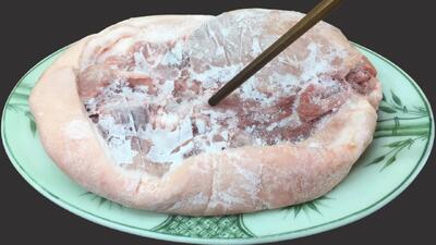 ۷ دقیقه برای آب کردن سریع یخ گوشت/ قصاب یک ترفند به من یاد داد!