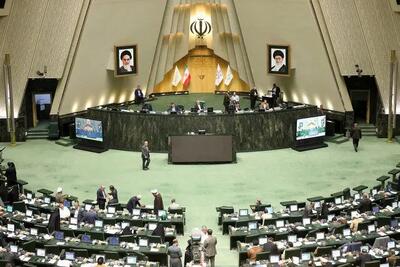 آغاز نشست علنی مجلس با ریاست قالیباف برای بررسی صلاحیت وزیر پیشنهادی اقتصاد؛ چه کسانی با پزشکیان به بهارستان رفتند؟