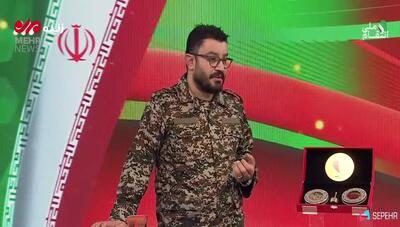 حاضر شدن پیمان طالبی با لباس نظامی در اجرای برنامه طبیب