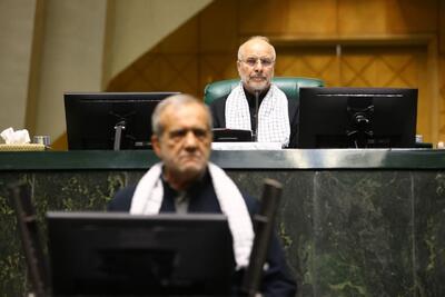 اولین تصاویر از مسعود پزشکیان در مجلس بعد از حمله اسرائیل به ایران/ چفیه انداختن نمایندگان به گردن رئیس جمهور
