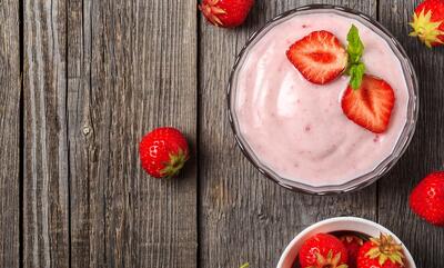طرز تهیه ماست توت فرنگی خانگی؛ سالم و خوشمزه برای همه