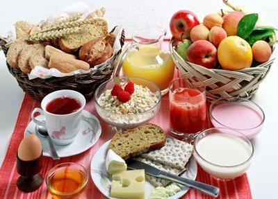 🍯 صبحانه‌ های آرام‌بخش با چای کم‌رنگ، پنیر و نقل؛ شروعی شیرین برای روز شما - سبک ایده آل