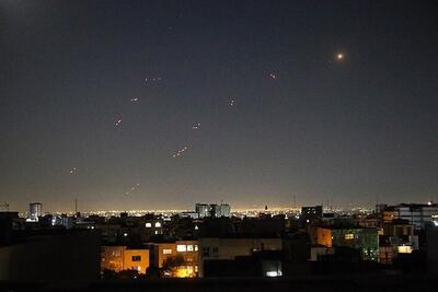 درگیری پدافند تهران با ریزپرنده‌های اسرائیل در بامداد دوشنبه (۲۶ خرداد ۱۴۰۴) + فیلم