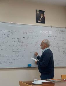 عکس تدریس شهید طهرانچی در کلاس فیزیک دانشگاه بهشتی