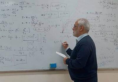 عکس| تدریس شهید طهرانچی در کلاس فیزیک دانشگاه بهشتی - تسنیم