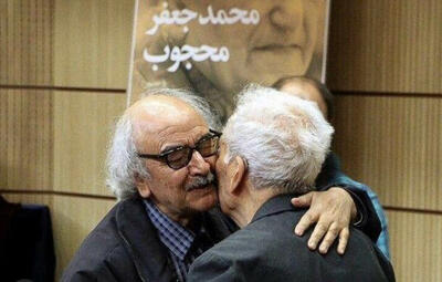 یک اشتباه درباره شعر « ایران چون ققنوس از خاکستر بر می خیزد»