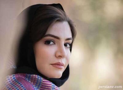 نگاه روز | تیپ جدید آوا دارویت با ست لباس چرم در یک خانه قدیمی