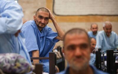 خروج تعدادی از معتادان از یک کمپ ترک اعتیاد در شرق تهران