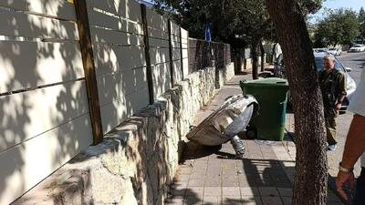 شبکه ۱۲ اسرائیل: پرتاب یک قطعه بزرگ از موشک ایرانی در پنجاه متری خانه وزیر دارایی نتانیاهو