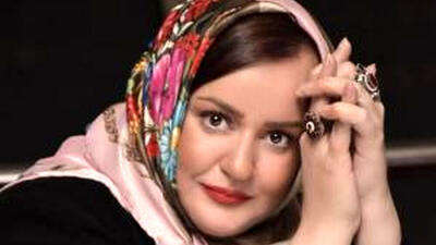 پناه‌گرفتن نعیمه نظام‌دوست و مادرش هنگام شنیدن صدای انفجار + فیلم