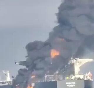 فیلم نفتکشی که امروز نزدیک تنگه هرمز منهدم شده است
