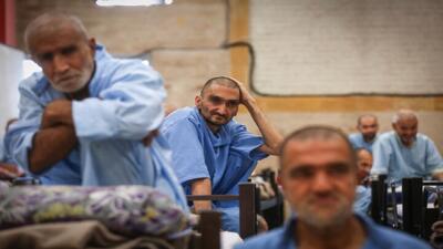 خروج تعدادی از معتادان از یک کمپ ترک اعتیاد در شرق تهران