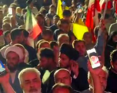تصویر رهبر انقلاب بر روی گوشی تجمع‌کنندگان امشب میدان فلسطین تهران + ویدیو