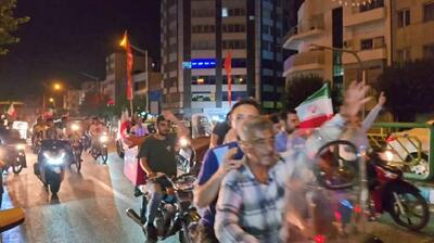 شادی مردم از عملیات موشکی سپاه در خیابان انقلاب تهران (فیلم)