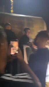 جوانان فلسطینی بوستر موشک‌ ایرانی را به عنوان یادگاری برداشتند + فیلم