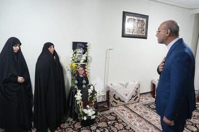 حضور استاندار کرمانشاه در منزل شهدای حملات رژیم صهیونیستی؛ تأکید بر تداوم راه شهدا