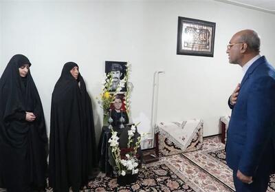 حضور استاندار کرمانشاه در منزل شهدای حملات رژیم صهیونیستی - تسنیم