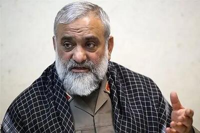 سردار نقدی با لباس نظامی در نماز جمعه تهران/ عکس