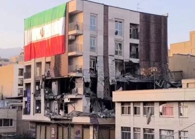 نصب پرچم ایران بر ساختمان‌های مورد اصابت قرار گرفته