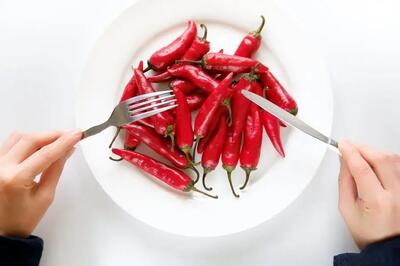 غذاهای تند به سوزش سر دل، معده درد یا اسهال منجر می شود