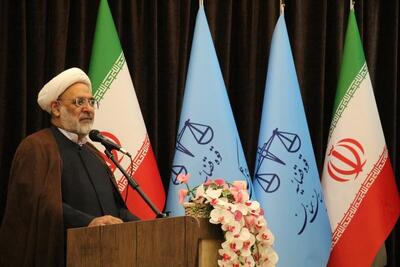 آیین تجلیل از قضات و کارکنان نمونه دستگاه قضایی استان سمنان و سازمان‌های تابعه برگزار شد