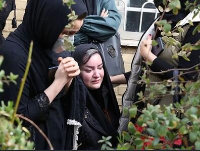 پناه گرفتن نعیمه نظام دوست و مادرش زیر میز + فیلم
