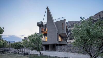 «ویلای خاکستری» در قلب ماکو؛ معماری زیبای تنها در کوهستان (+عکس)