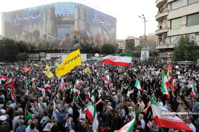 تجمع دانشجویان تهرانی در میدان انقلاب