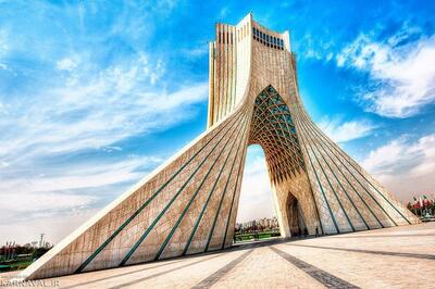 عکسی بی نظیر از تهران؛ برج میلاد و آزادی در کنار هم