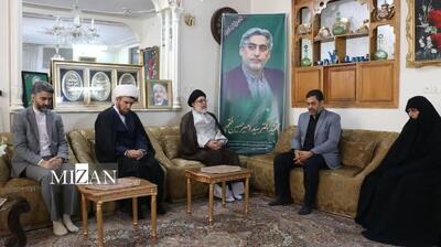رئیس کل دادگستری استان قم با خانواده دانشمند هسته‌ای شهید سید امیرحسین فقهی دیدار کرد