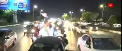 زمین خوردن از دوچرخه در پخش شبکه خبر حین جشن مردم اهواز و کمک فوری مردم/ویدیو