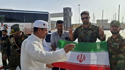 استقبال نیروهای مسلح از حجاج با پرچم ایران