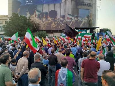 حاشیه نویسی از جشن پیروزی میدان انقلاب | مردم از آتش بس خشمگینند   | رویداد24