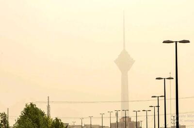 چرا آسمان تهران شیری رنگ شده است؟