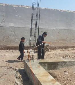 پدر بزرگ ۹۹ ساله پای کار مدرسه سازی