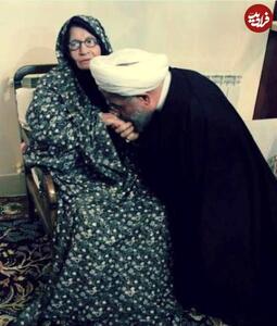 عکس/ ژست عاشقانه حسن روحانی در حال بوسیدن دست مادرش | اقتصاد24