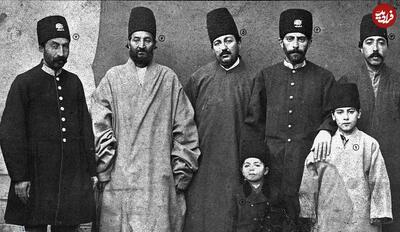 عکس/ چهره دکتر مصدق ۱۳۴ سال پیش در کنار اقوام مشهورش با لباس قجری | اقتصاد24