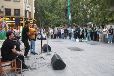 پیچیدن صدای دمام و نی‌انبان در باغ فردوس/ سومین اجرای خیابانی موسیقی در تهران در روز اعلام آتش‌بس میان اسرائیل و ایران | اقتصاد24