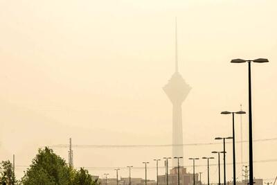 چرا آسمان تهران شیری رنگ شده است؟