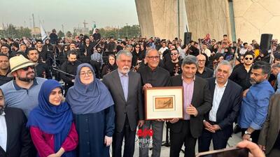 ارکستر سمفونیک تهران برای ایران خواند/ تجلیل از نصیر حیدریان