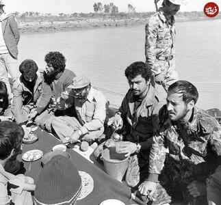 عکسی از شهید چمران در حال صرف غذا با رزمنده‌ها در جبهه؛ دهه ۶۰