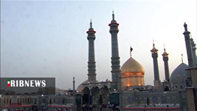 برافراشته شدن پرچم عزای حسینی بر فراز گنبد کریمه اهل بیت (س)
