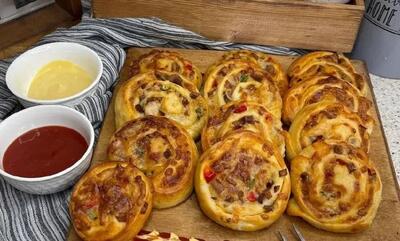طرز تهیه پیتزا حلزونی ترد و خوشمزه